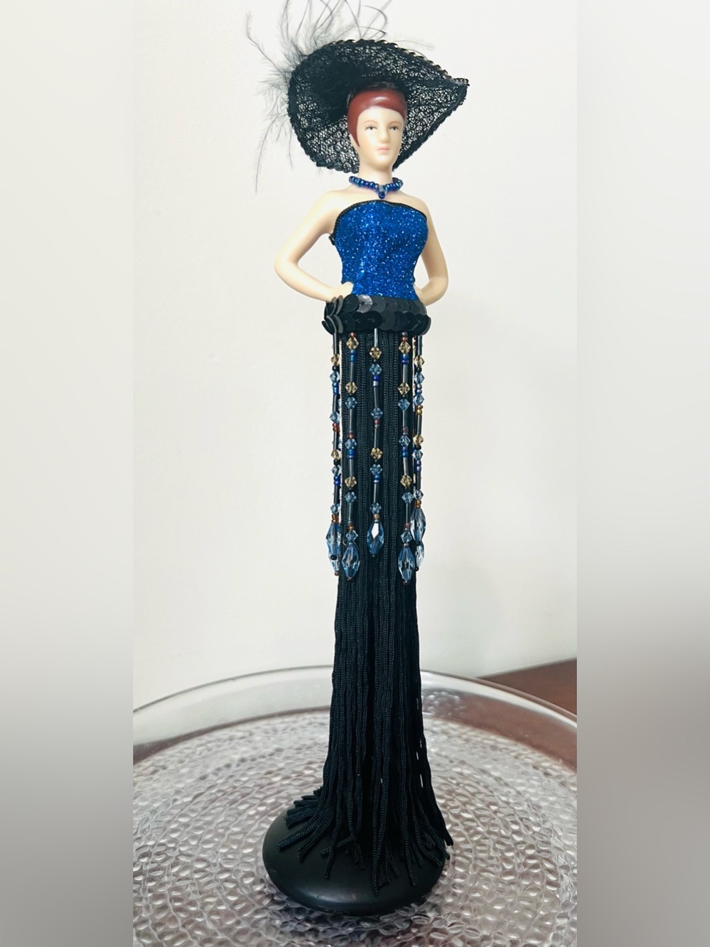 1 Porcelain Tassel doll & stand Putting on the Ritz 2000 in original (+ bonus)